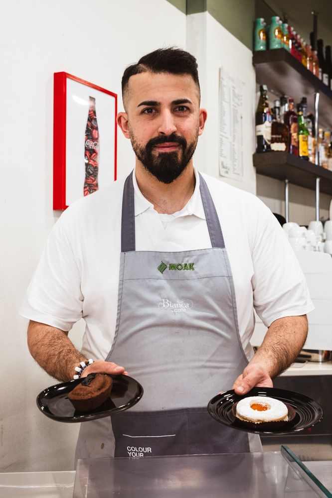 Saverio porta i dolci al tavolo