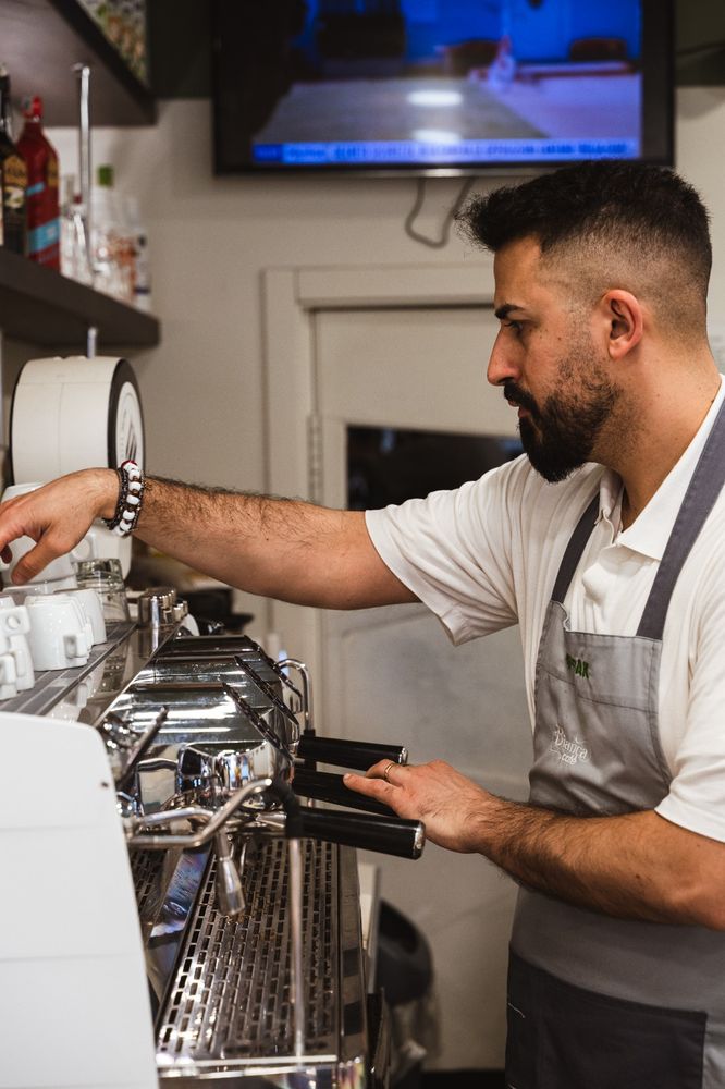 Saverio alla macchina dell'espresso