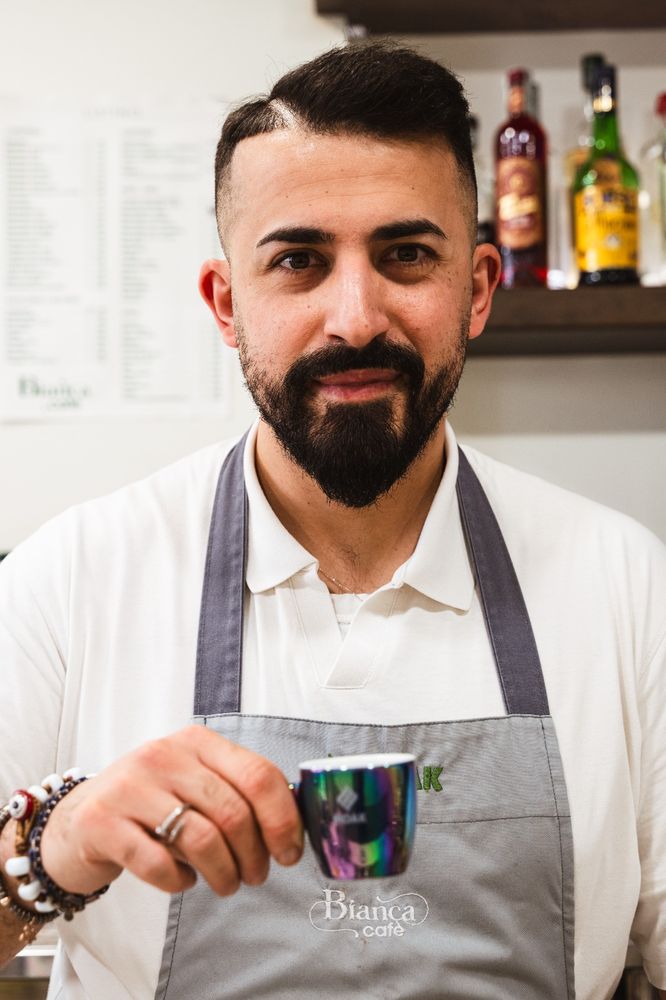 Saverio con una tazzina di Bianca Cafè